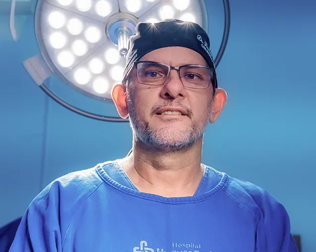 Dr. Rurion Charles em procedimento cirúrgico